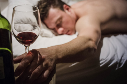 Мужчине плохо из-за алкоголя